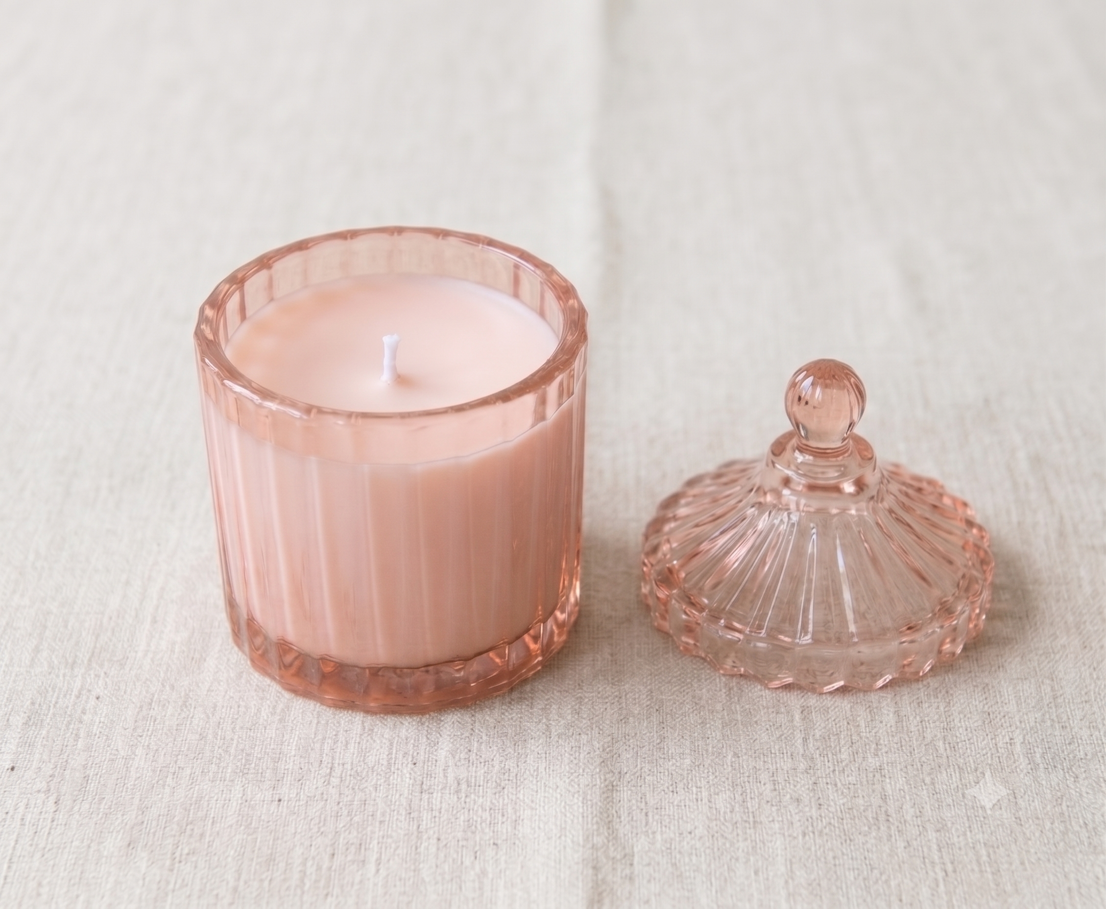 VELA AROMATICA DE CRISTAL ESTRIADO - FLOR DE LOTO 150 G.